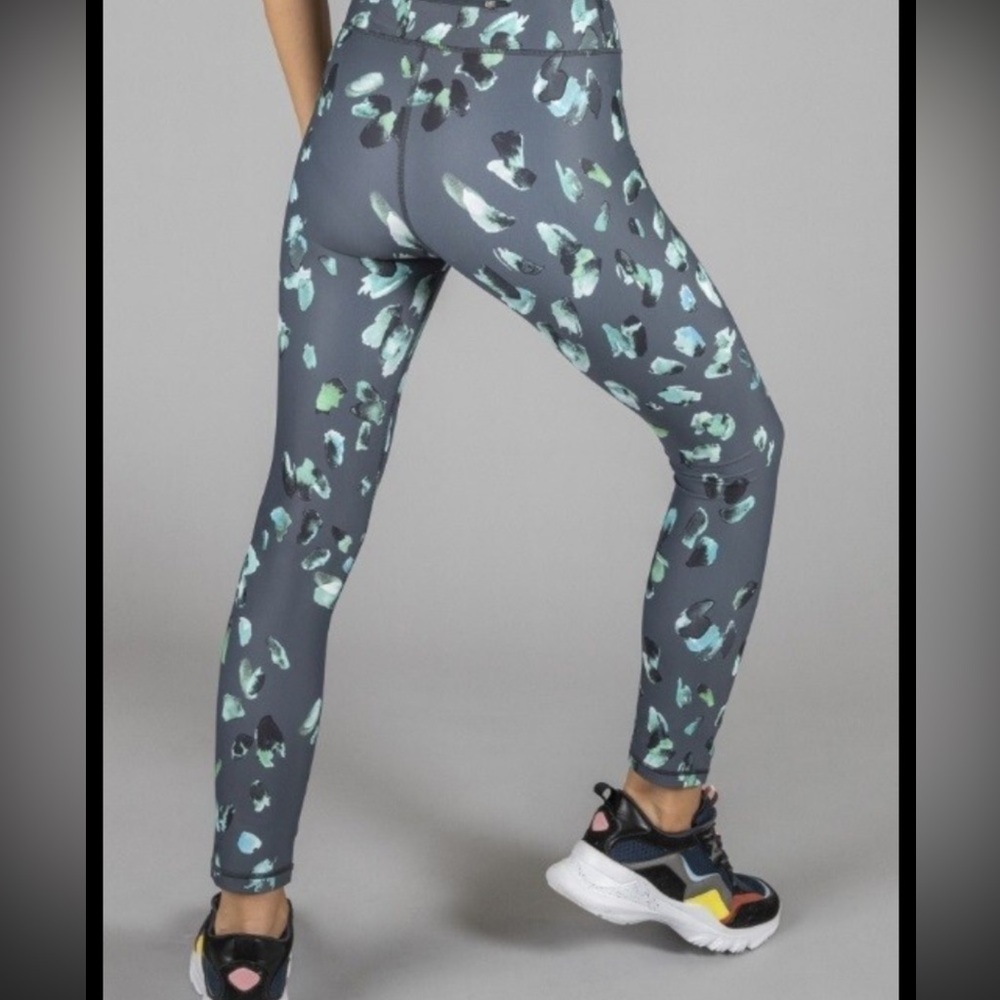 Stylish Gray Patterned Leggings